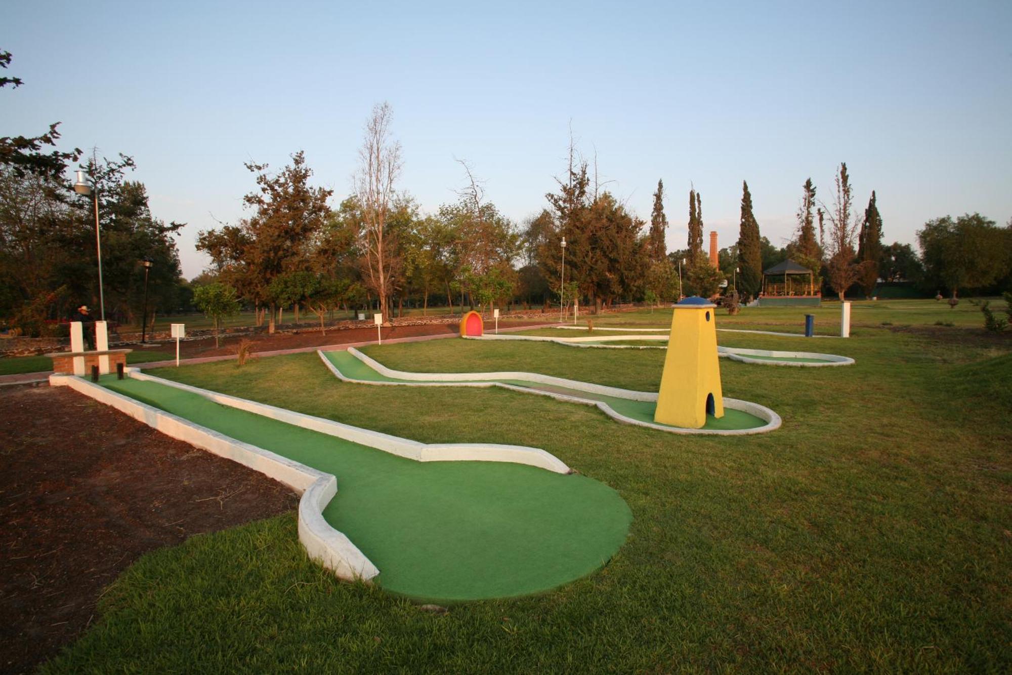 Hacienda Jurica By Brisas Hotel Queretaro Exterior photo Miniature golf course in the park